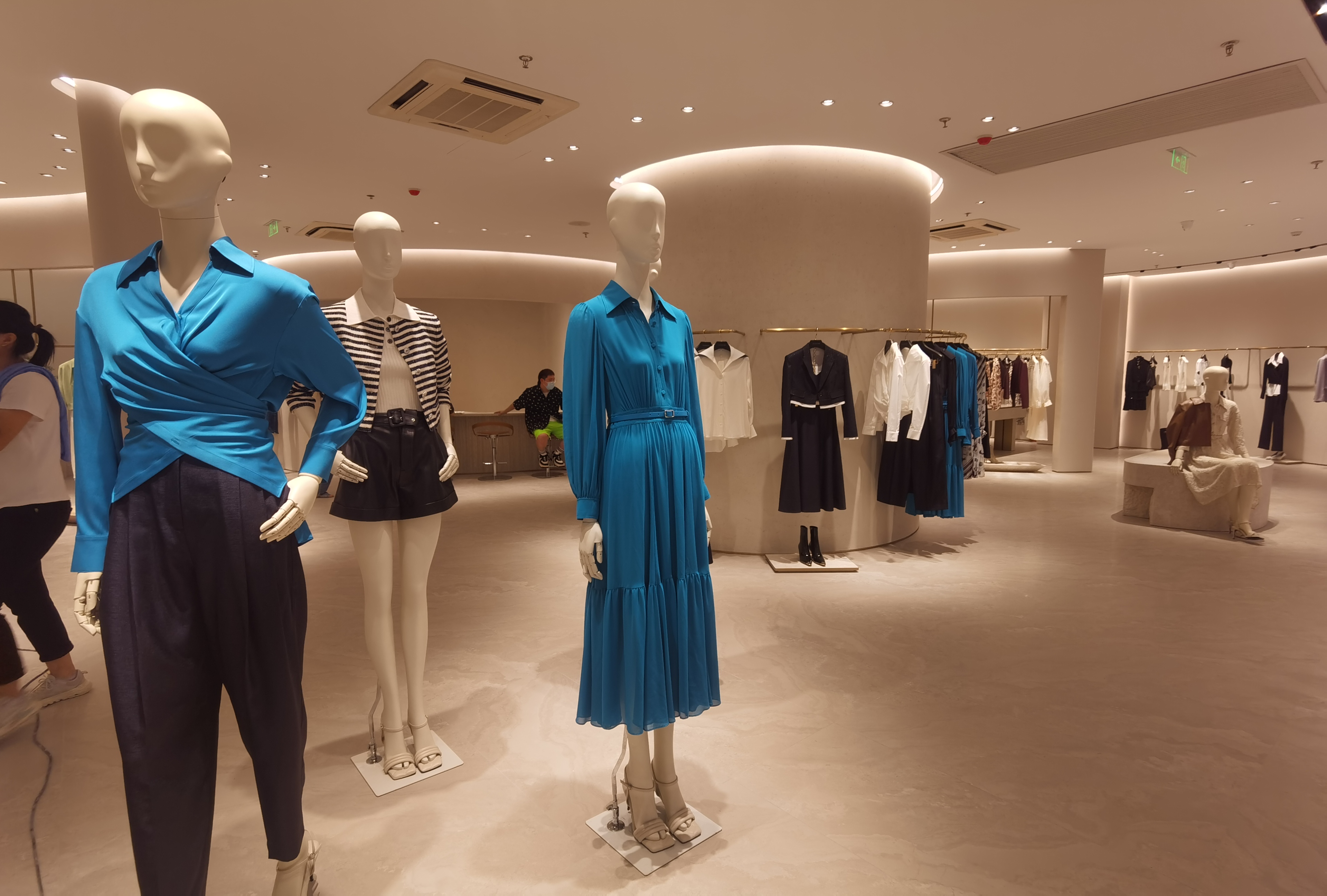 点亮时尚,绽放光彩—广州隆德歌力思服装店盛大登场!