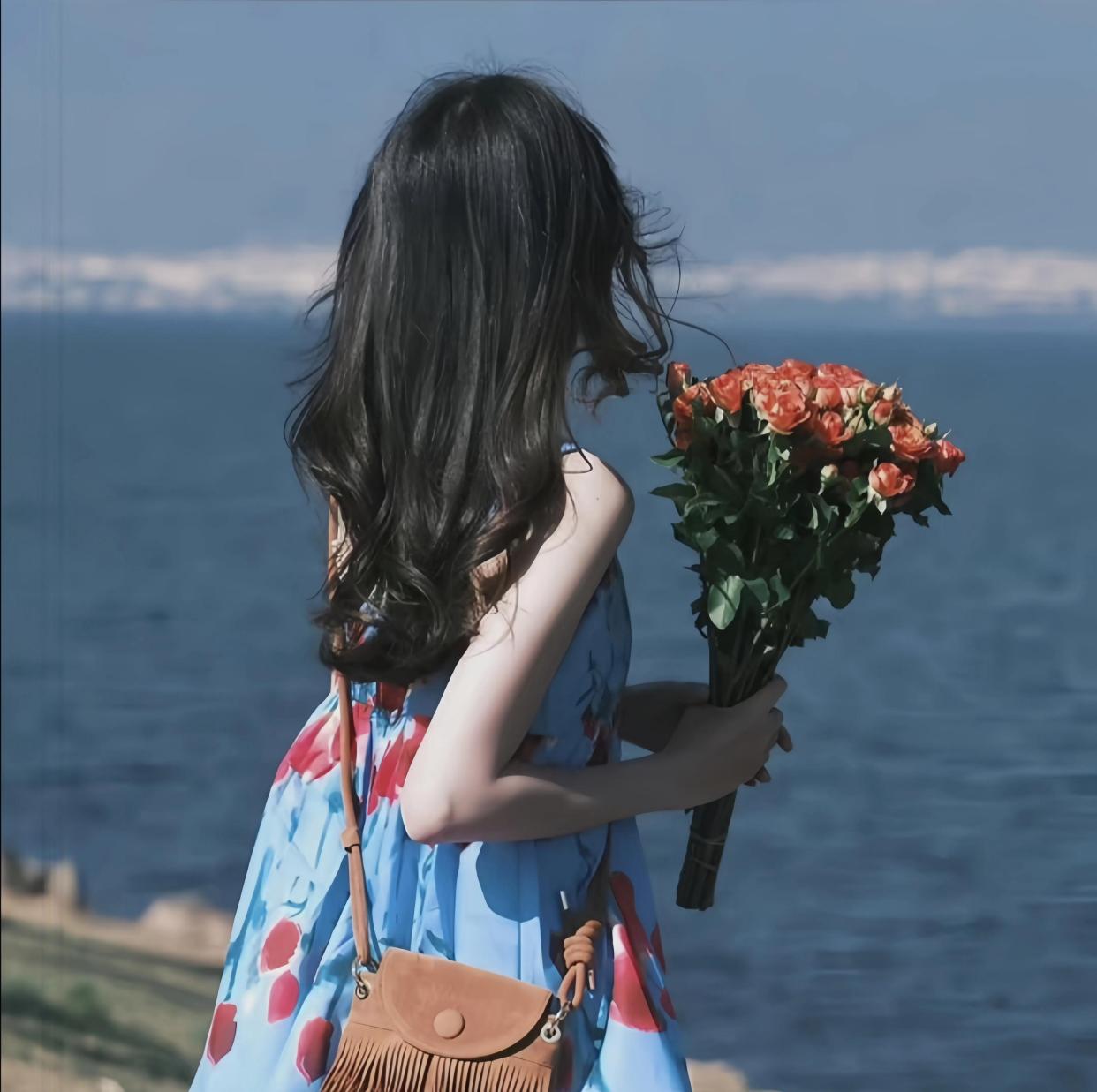 女生头像,独自撑伞的日子,也一定要顺顺利利