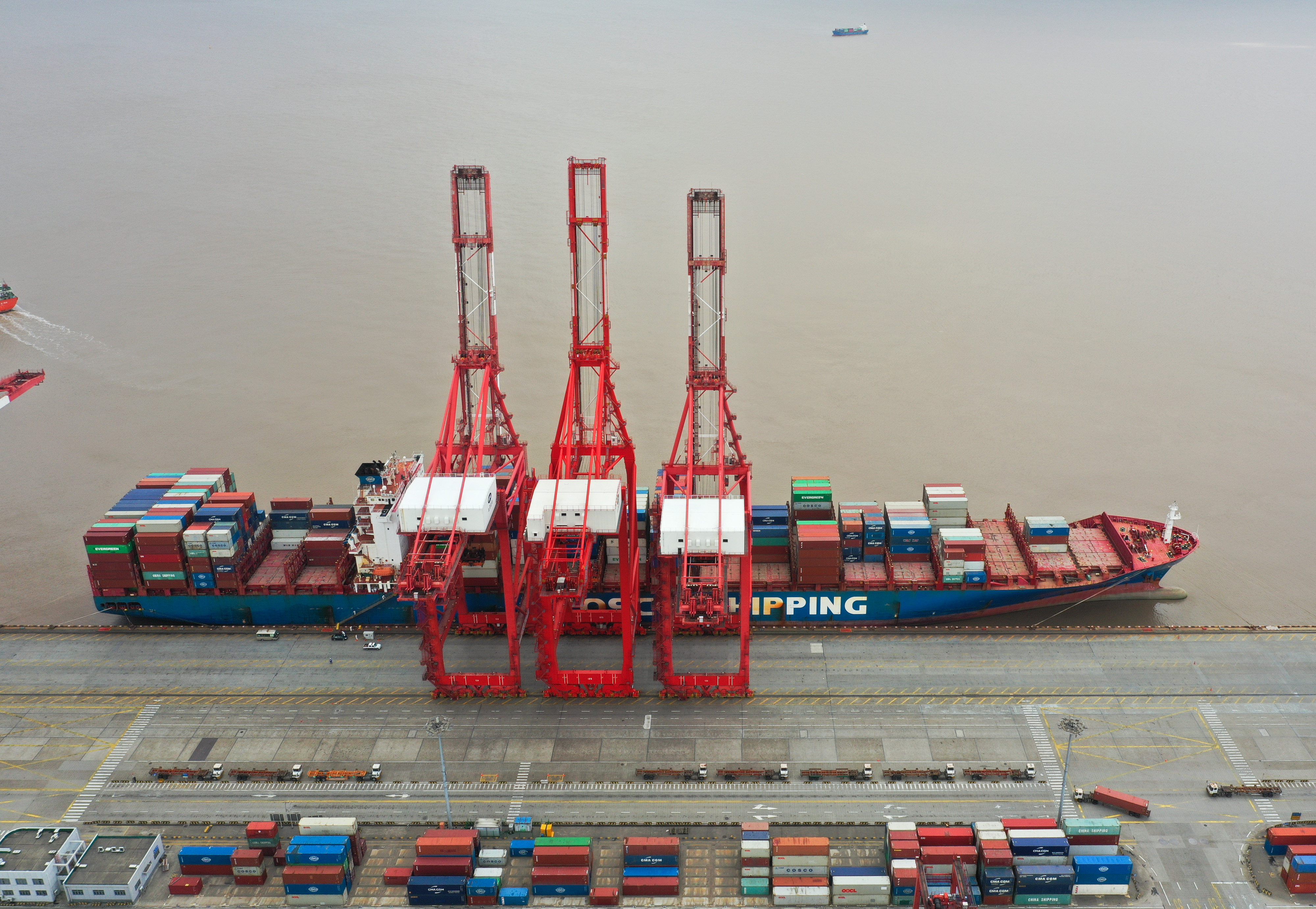 (聚焦疫情防控)上海港持续加力保供保畅