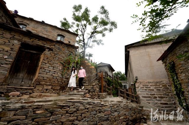 2021年6月16日,游客在河北省邢台市信都区路罗镇小戈廖村百年青石旧居