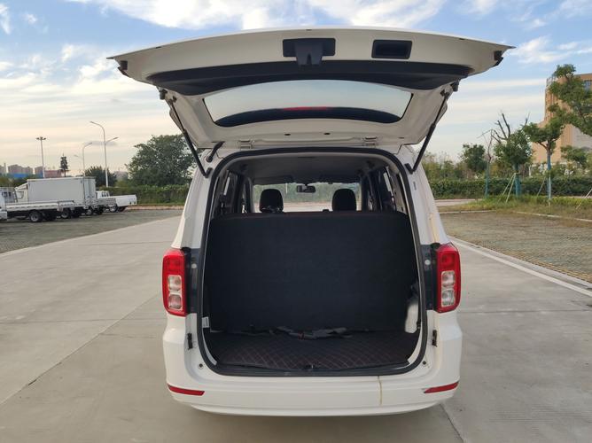 五菱宏光s后备箱容纳空间