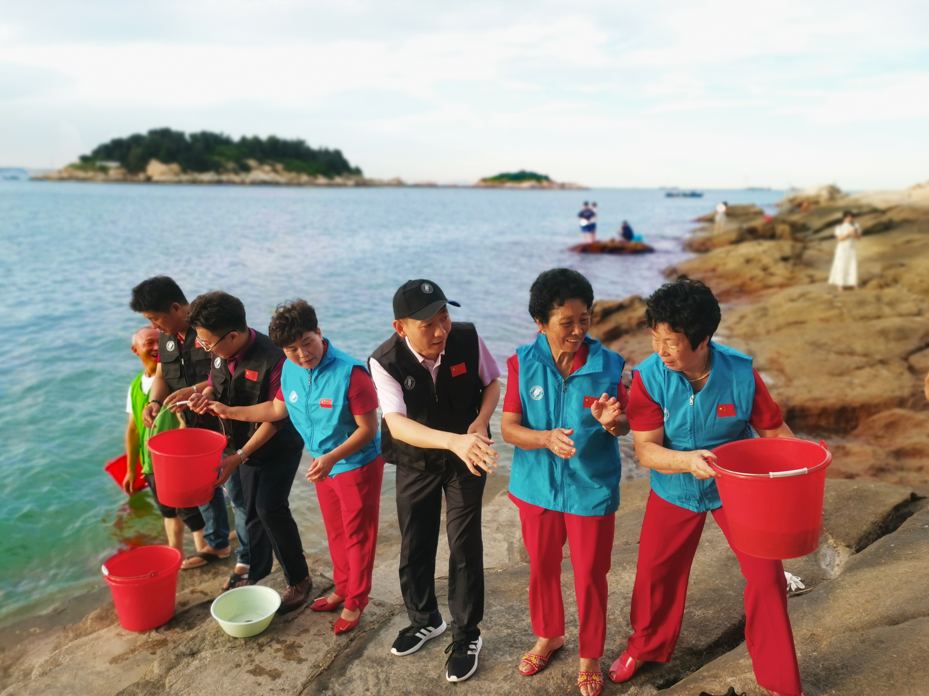 婚礼当天,面向大海,科学放生99999尾鱼苗!