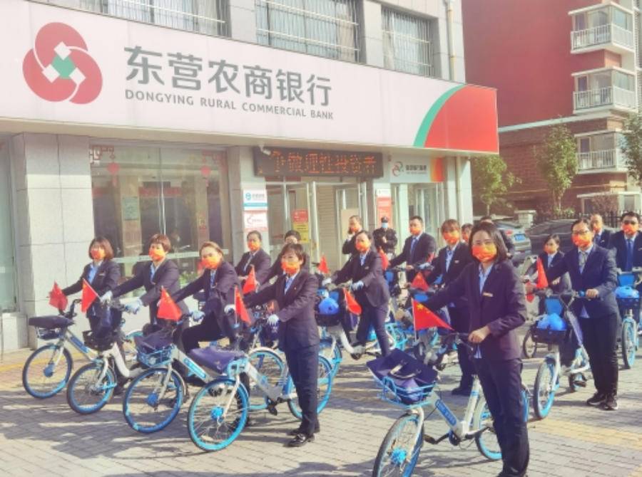 东营农商银行:让"大挎包"精神在街头传递