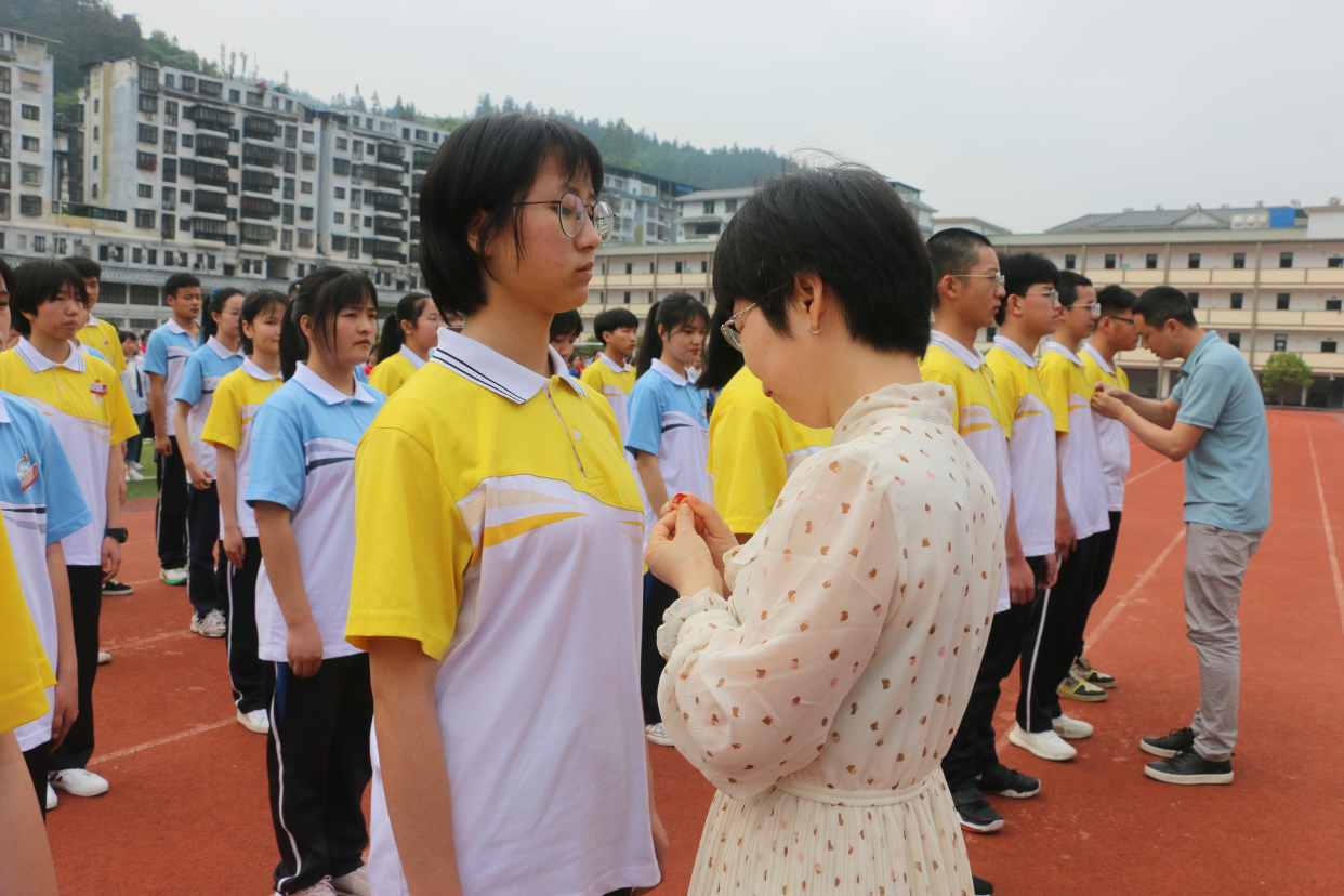 从江一中举行新团员集中入团仪式