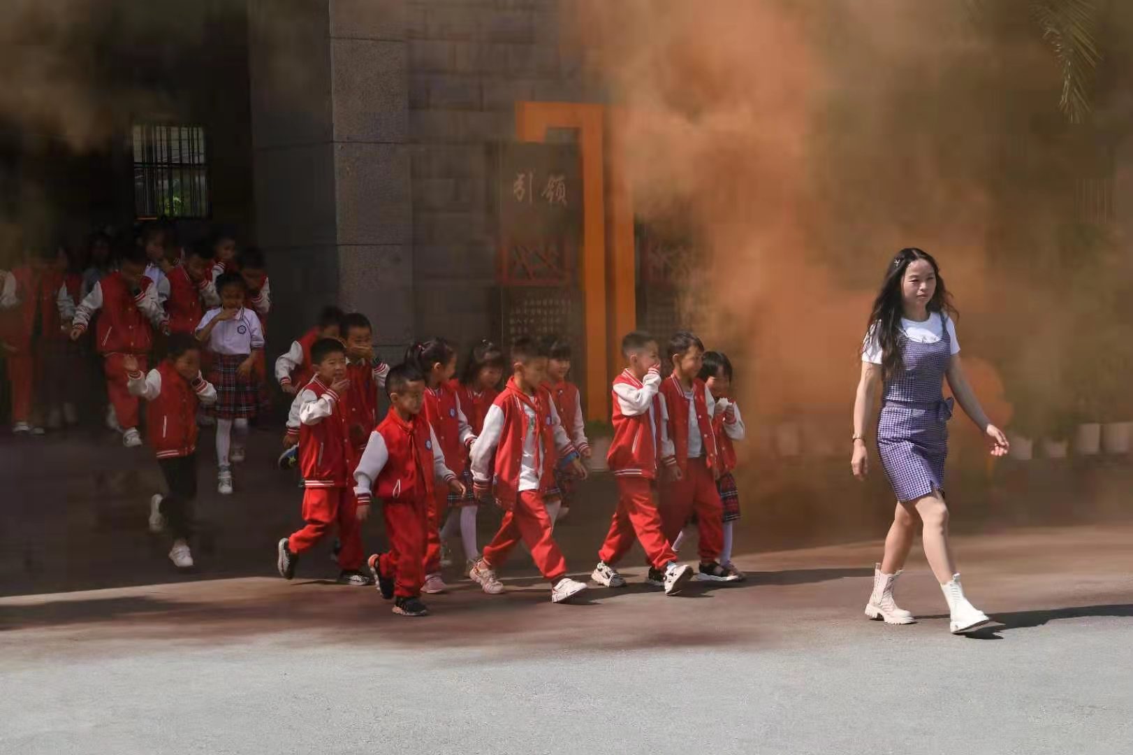 花柯小学"防震减灾防火防暴反恐"演练精彩纷呈