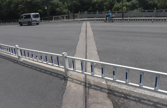 伸缩缝用上新材料,这座桥再也不用"刷牙"了