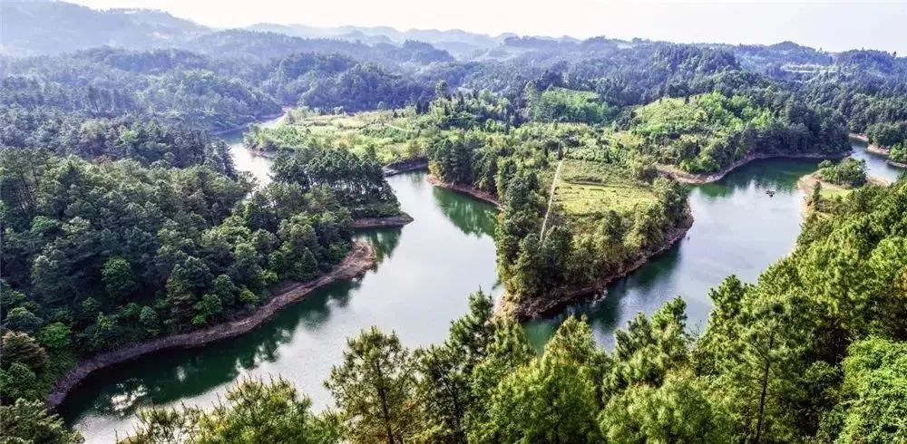 船石湖位於內江市威遠縣連界鎮緊鄰石板河旅遊區湖岔港灣眾多,群山