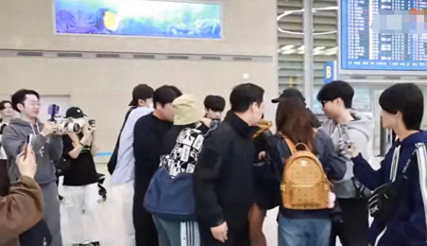 Lisa疯马秀后回韩国几乎无粉丝接机，和队友接机场面形成鲜明反差