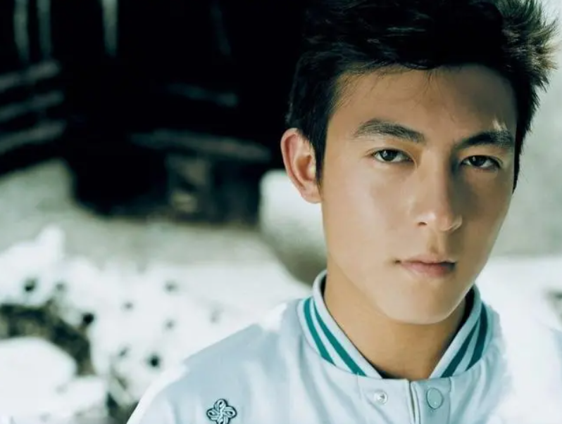 陈冠希携妻女在意大利,头发灰白满脸褶皱,6岁女儿正脸似刘浩存