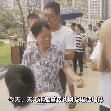 必须曝光!暴雨期间,这对夫妇免费给居民送6天吃喝,被赞上热搜