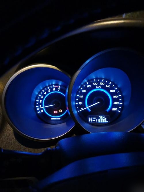 仪表盘上蓝色灯亮是什么意思