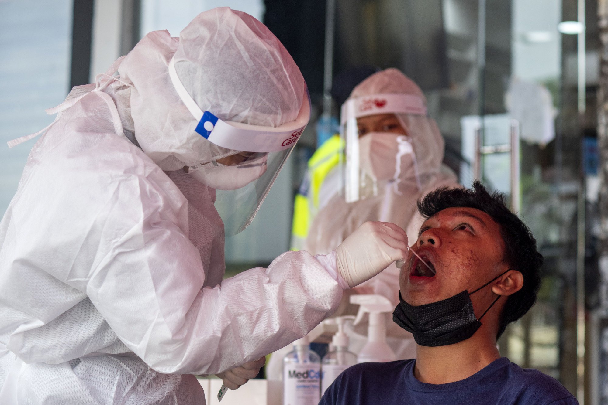  新冠肺炎持续两年会怎么样(新冠肺炎还要持续几年)