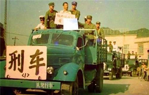 90年代运城狼帮覆灭记:武器装备精良,曾公开举行黑社会"阅兵"