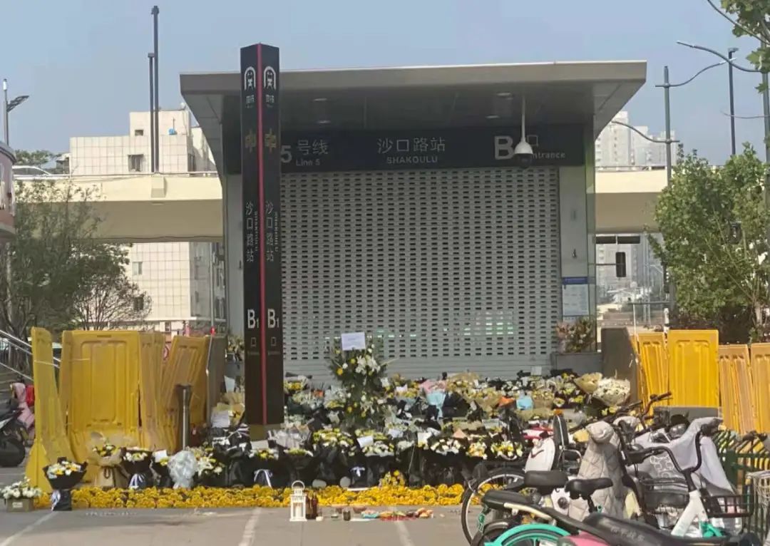橙柿现场:郑州市民为地铁遇难者献的花,为什么被围挡?