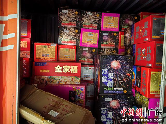 广州开展烟花爆竹打非铁拳行动 没收非法烟花爆竹19吨