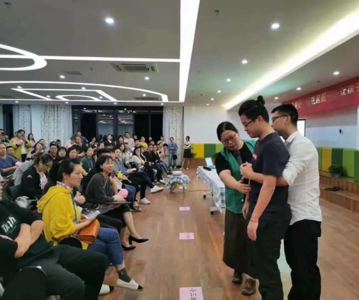杭州一女医生疯狂重击病人腹部,事后对方却连连道谢
