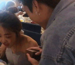 搞笑gif段子:小哥过生日本来很高兴,看见生日礼物之后脸都变了