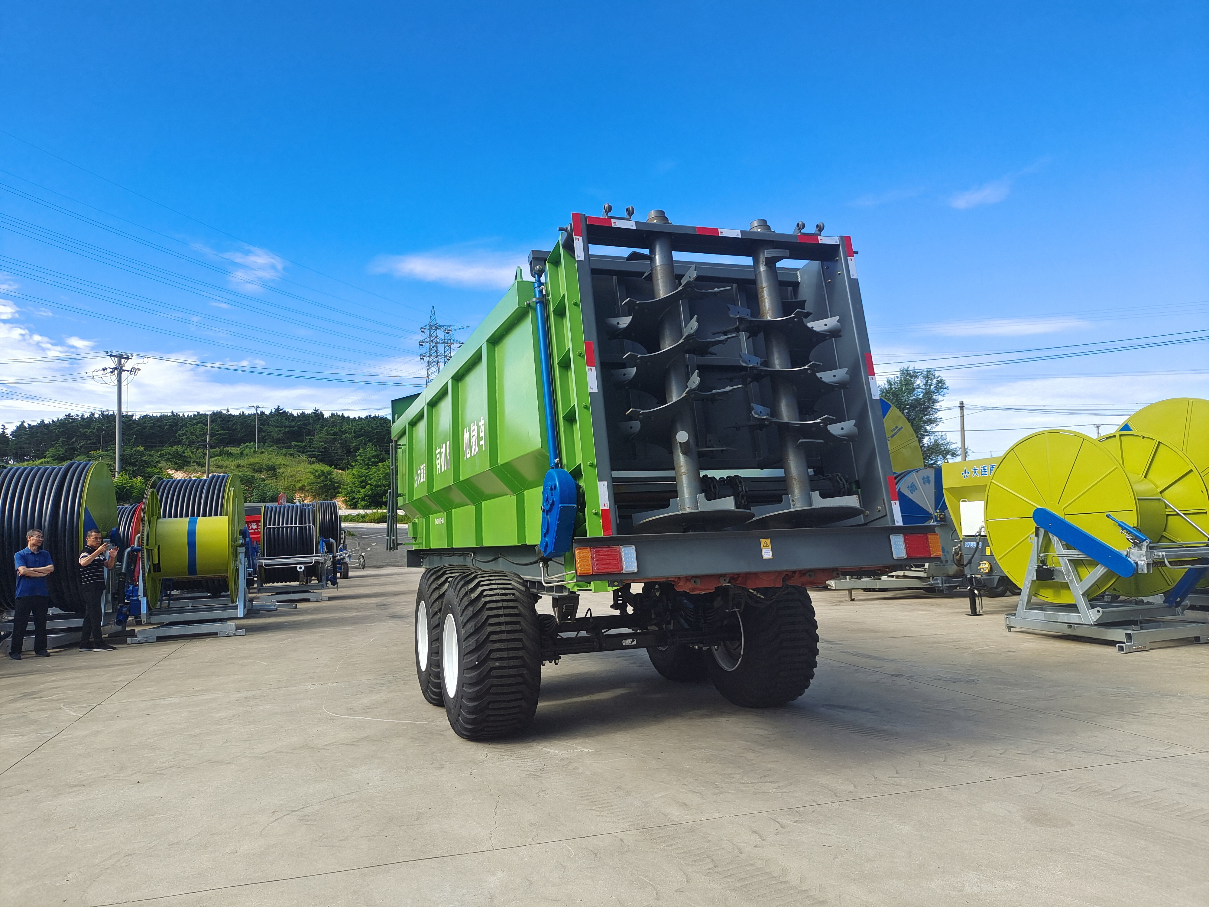 农田扬肥车撒粪机,推动环境美化粪肥抛撒三农兴农