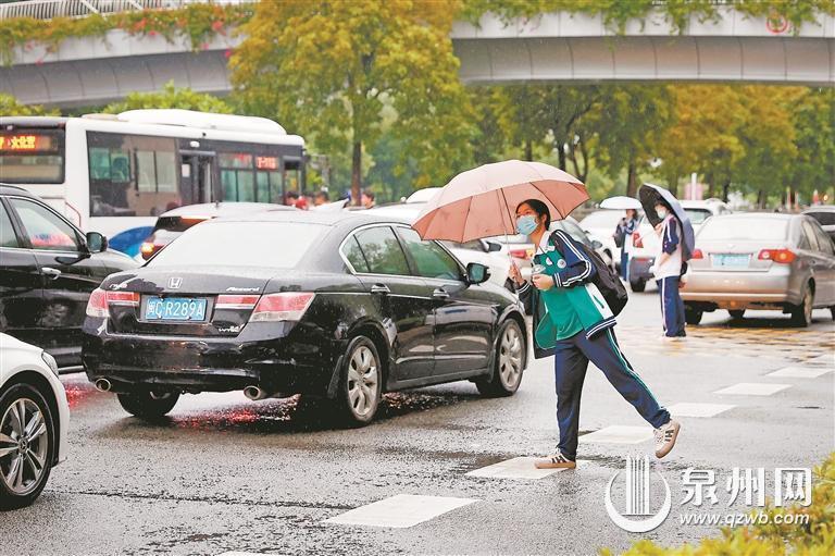 城东街城东中学路段"接送大军"图方便 校门口成停车场