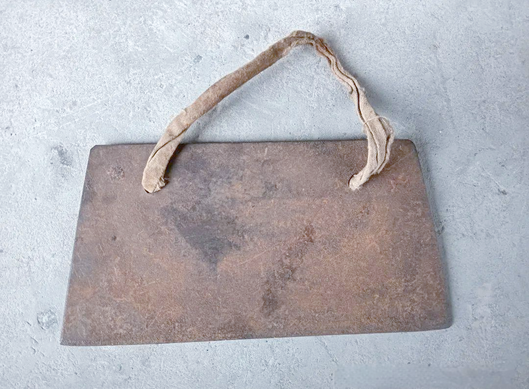 显示,爪镰是专为收割谷子,黍子以及高粱等农作物穗部而设计的传统工具