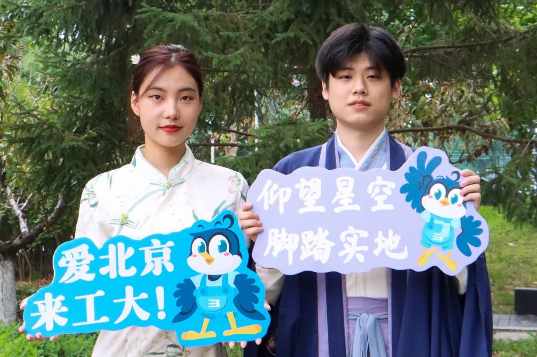 青山绵延,江河悠远绿叶婆娑,学海无涯愿各位如山川壮丽激扬风帆,乘风