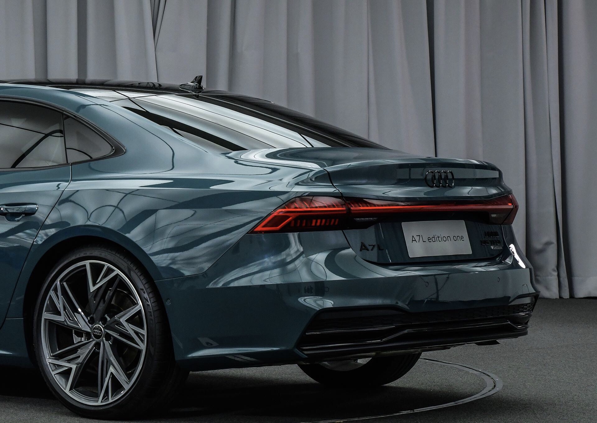 2022款奥迪a7l到店!搭2.0t引擎,配星河蓝涂装,低至45万出头