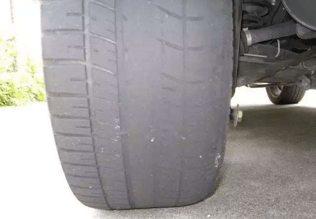 皮肤和轮胎遇水时为何摩擦力变化完全不同?