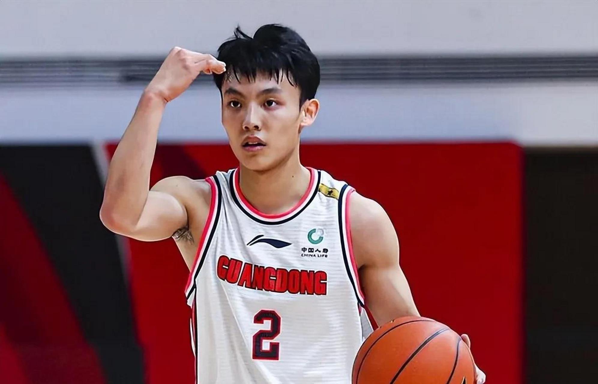 10月13日cba季前赛广东队和北控的比赛中,广东队徐杰持球进攻,直接