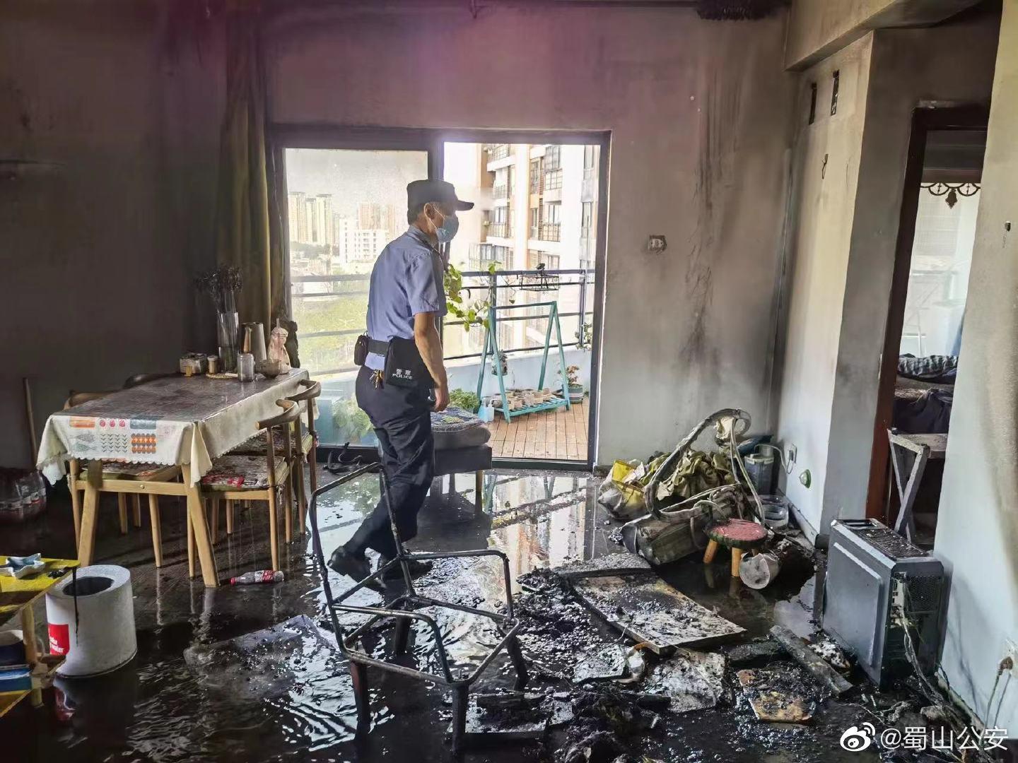 警惕!电线老化起火民警消防联合灭火