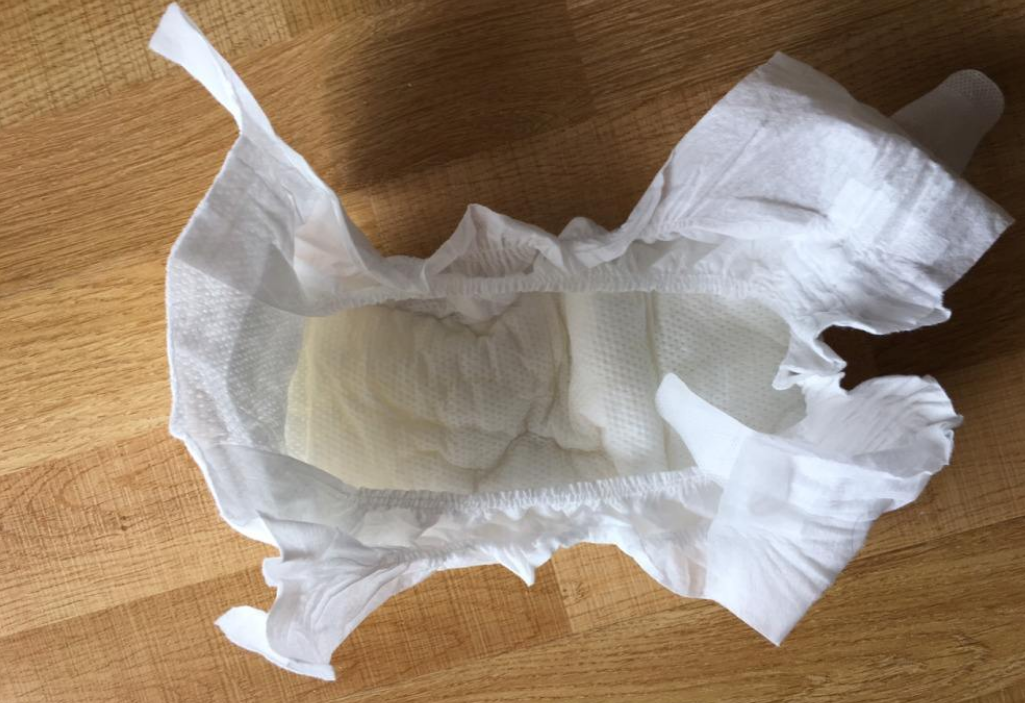 新生儿用传统尿布好,还是尿不湿好?尽可能不要用错了