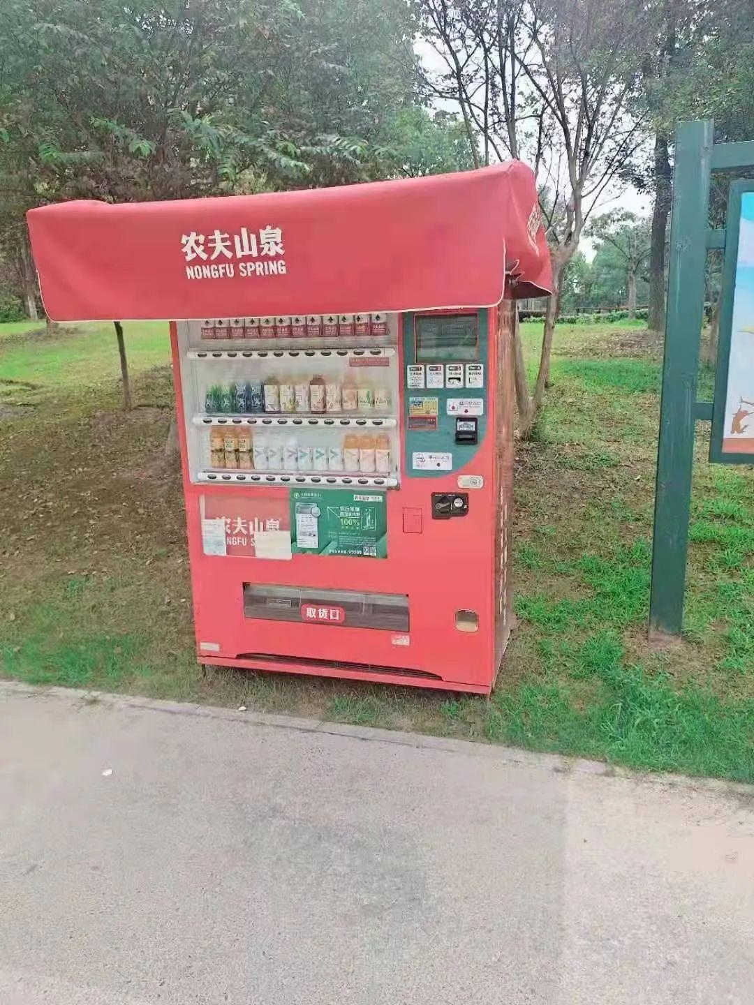 「我为群众办实事」看!公园广场又添便民设施