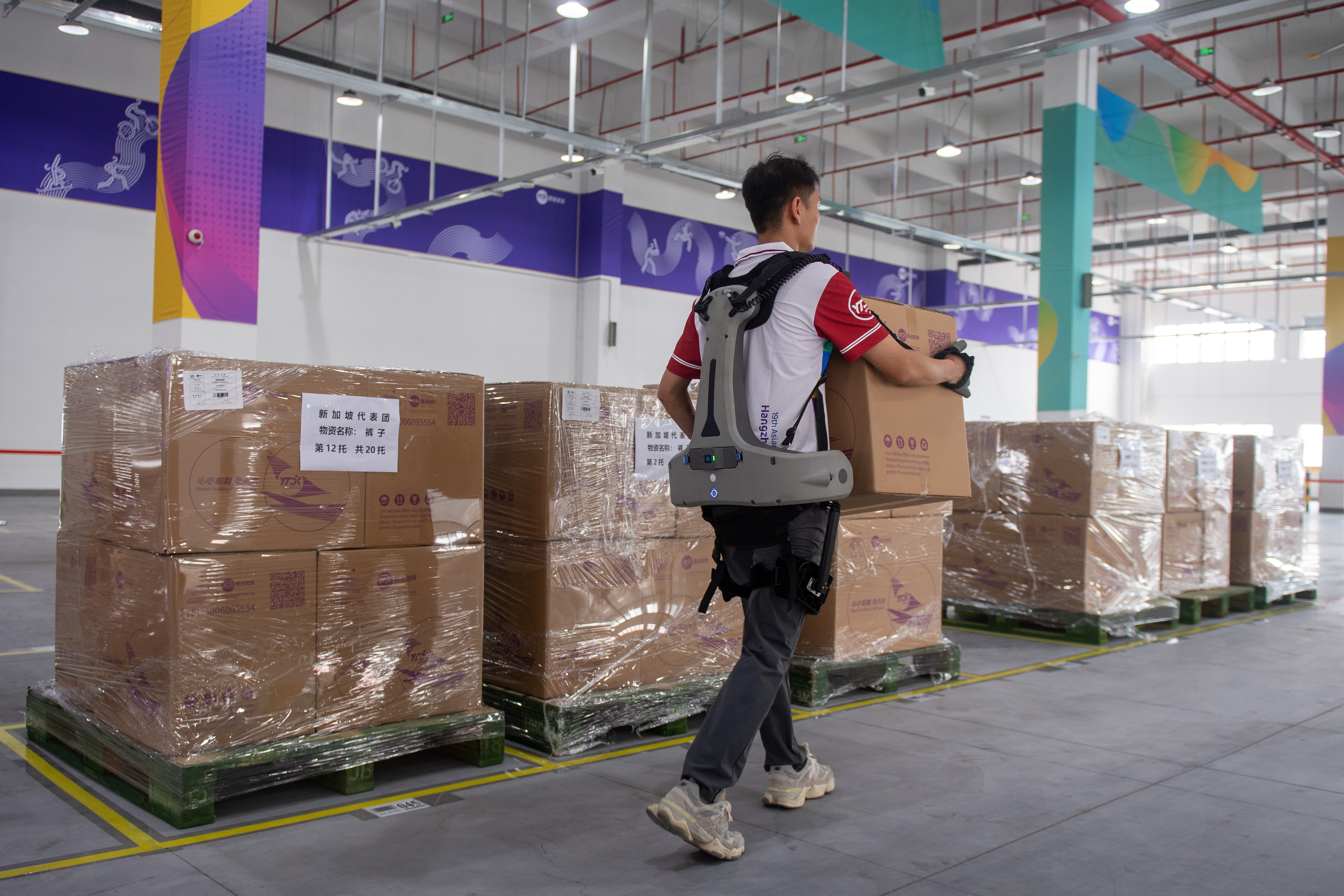 港媒:中国搬家师傅用上外骨骼机器人