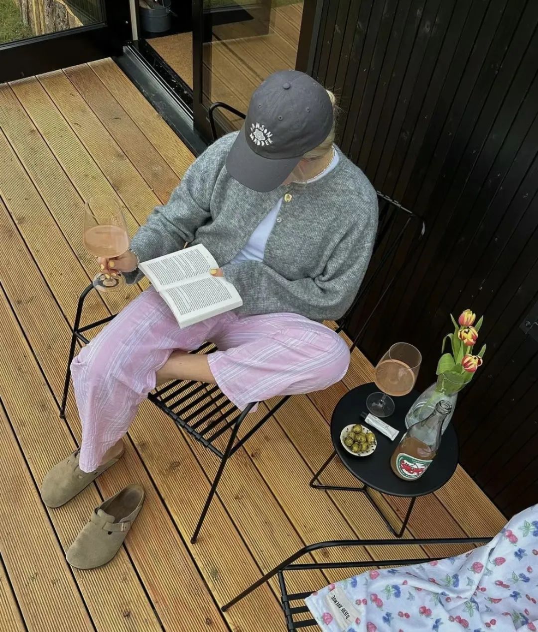 条纹的间隙大小,材质是能直接决定这件衬衫风格的.