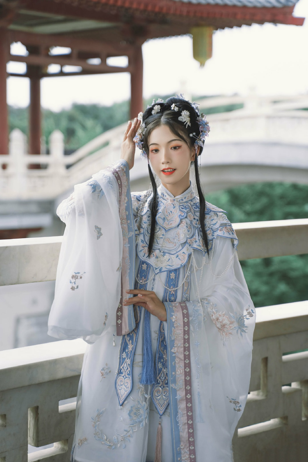 明制汉服的常见装饰"云肩",端庄又大气,堪称整个造型的灵魂