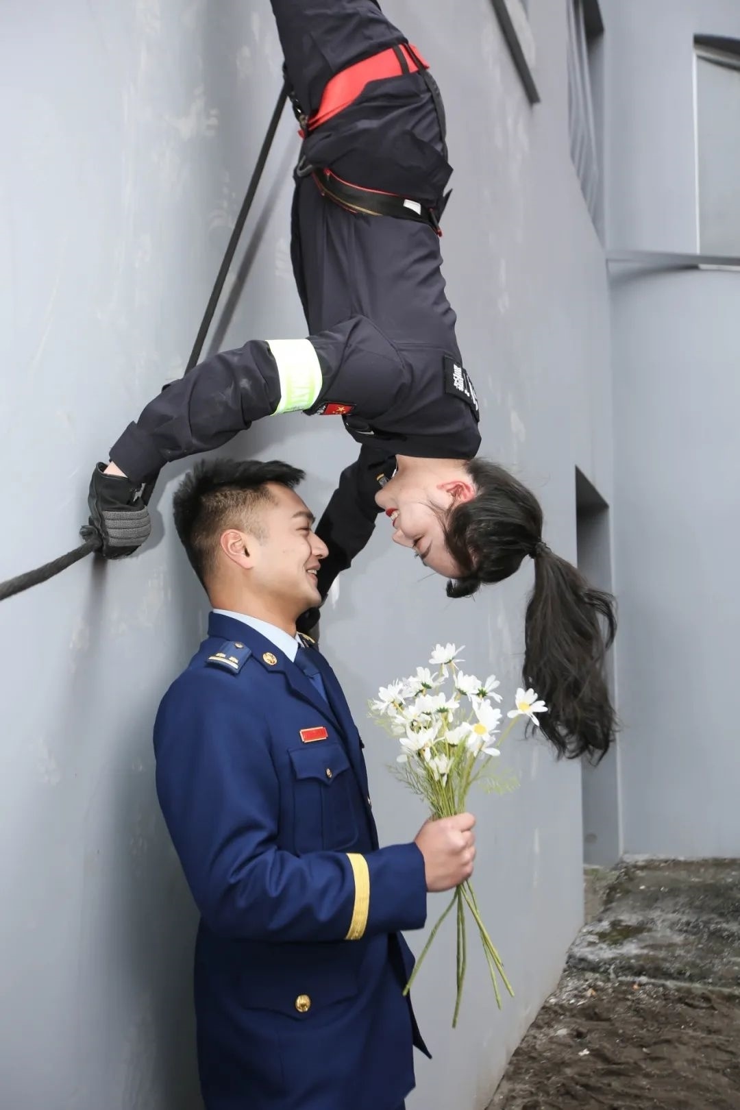 又甜又飒 消防员和特警拍下"最酷婚纱照"