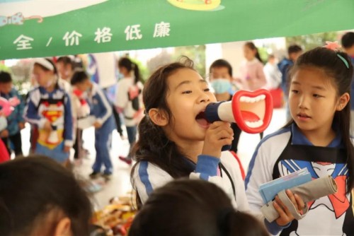 爱心义卖情暖校园,园岭外国语小学募集善款传扬雷锋精神