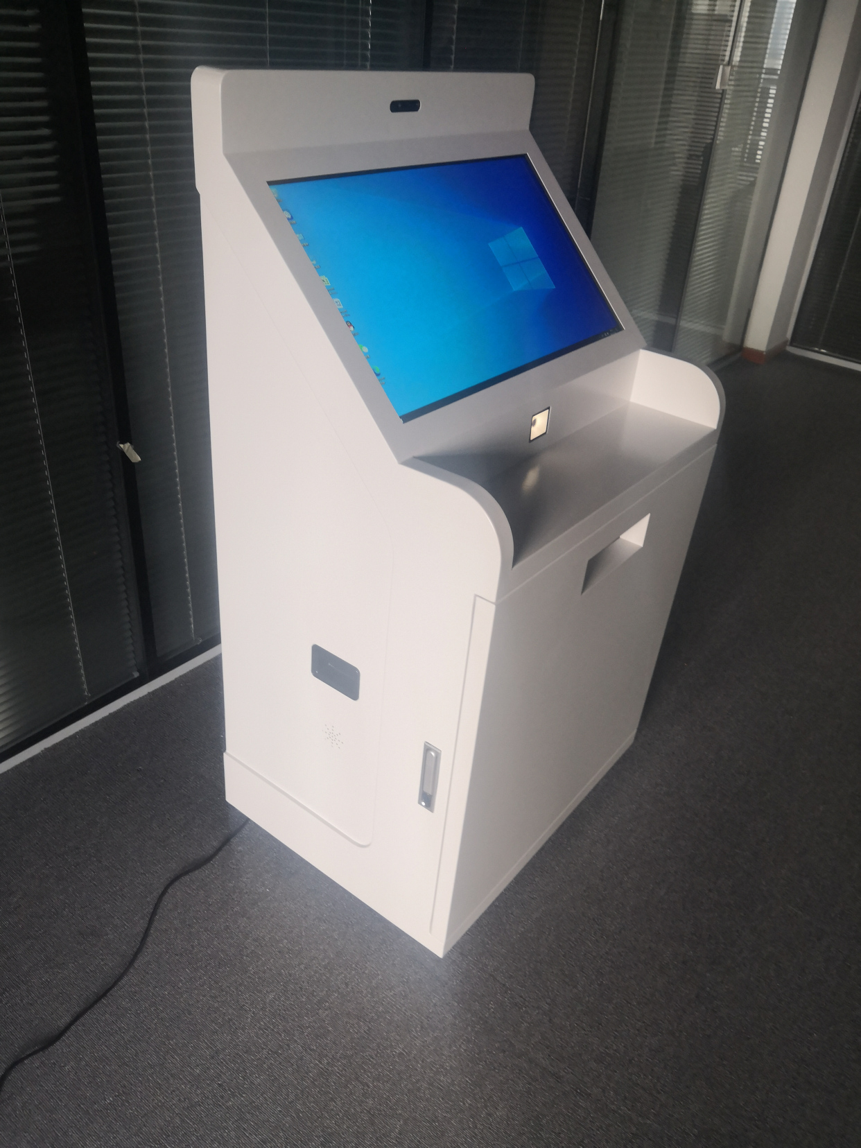 成都速优云43寸自助终端打印一体机定制款效果图-速优云suucloud