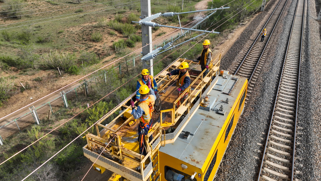 太锡铁路内蒙古段首锚段接触网导线成功架设