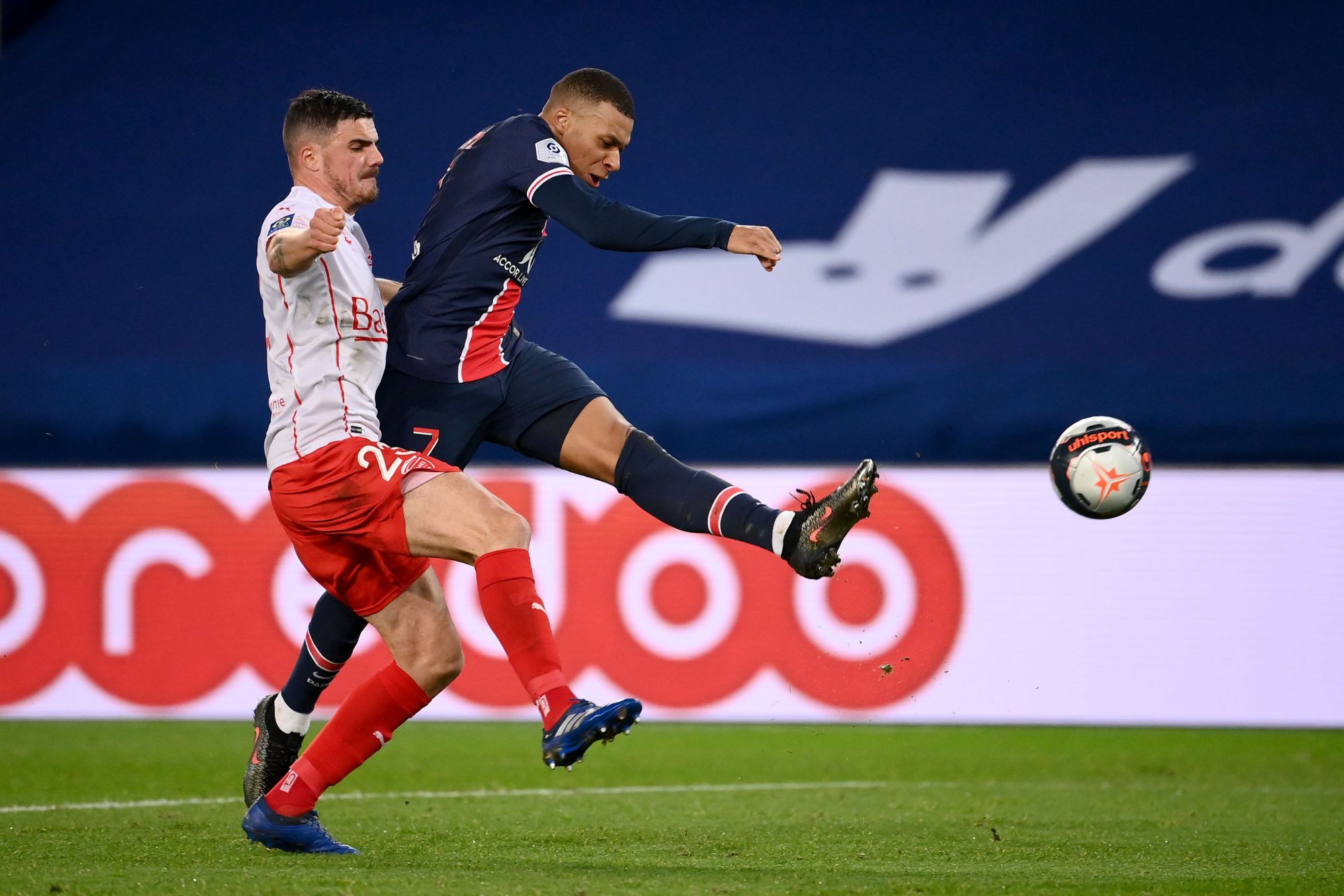 (13)足球——法甲:巴黎圣日耳曼胜尼姆