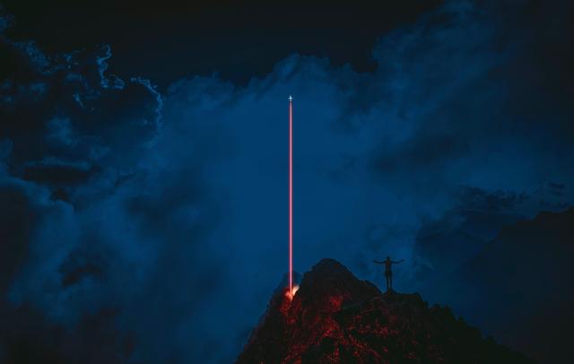 什么是信仰呢?它像黑暗中的一抹微光,为你指引前进的方向