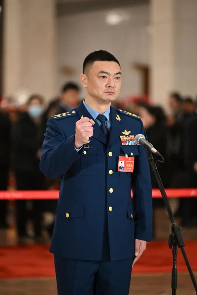 36年"追光者",英雄机长,歼20飞行员……首场代表通道,他们来了!