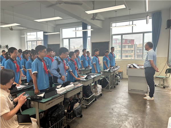 龙泉驿区十陵中学迎大英县教体局访问团到校参观交流