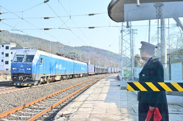 贵州青溪站:五等小站有家的温暖年味