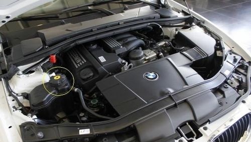 宝马525水箱加水的位置在哪里 宝马525水箱放水螺丝在哪