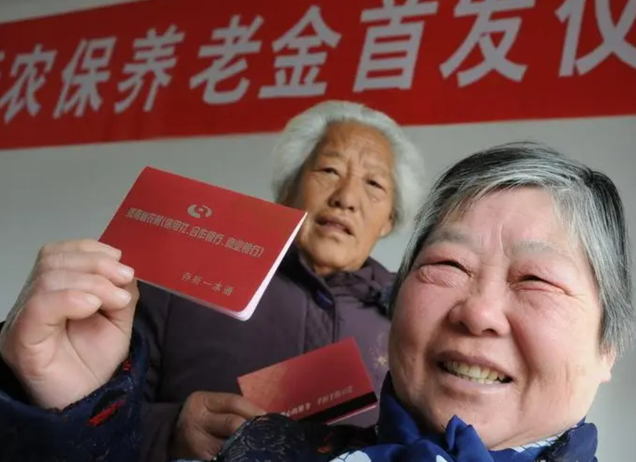 企退女职工50岁退休,第一个月养老金就领到4614,这水平算高吗?