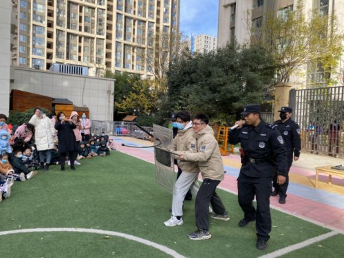 萌娃遇警官 共建平安园—郑州二七区乐璞兴华幼儿园开展"反恐防暴"