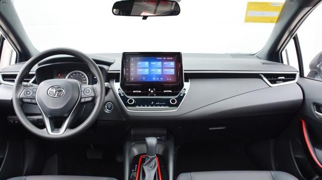 丰田雷凌燃油运动版内饰