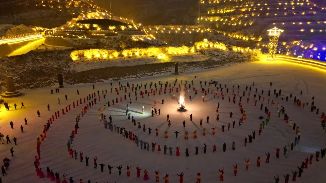 就在元宵节前一晚,伴随着纷扬的雪花,篝火在沙场风云广场点燃,听火星