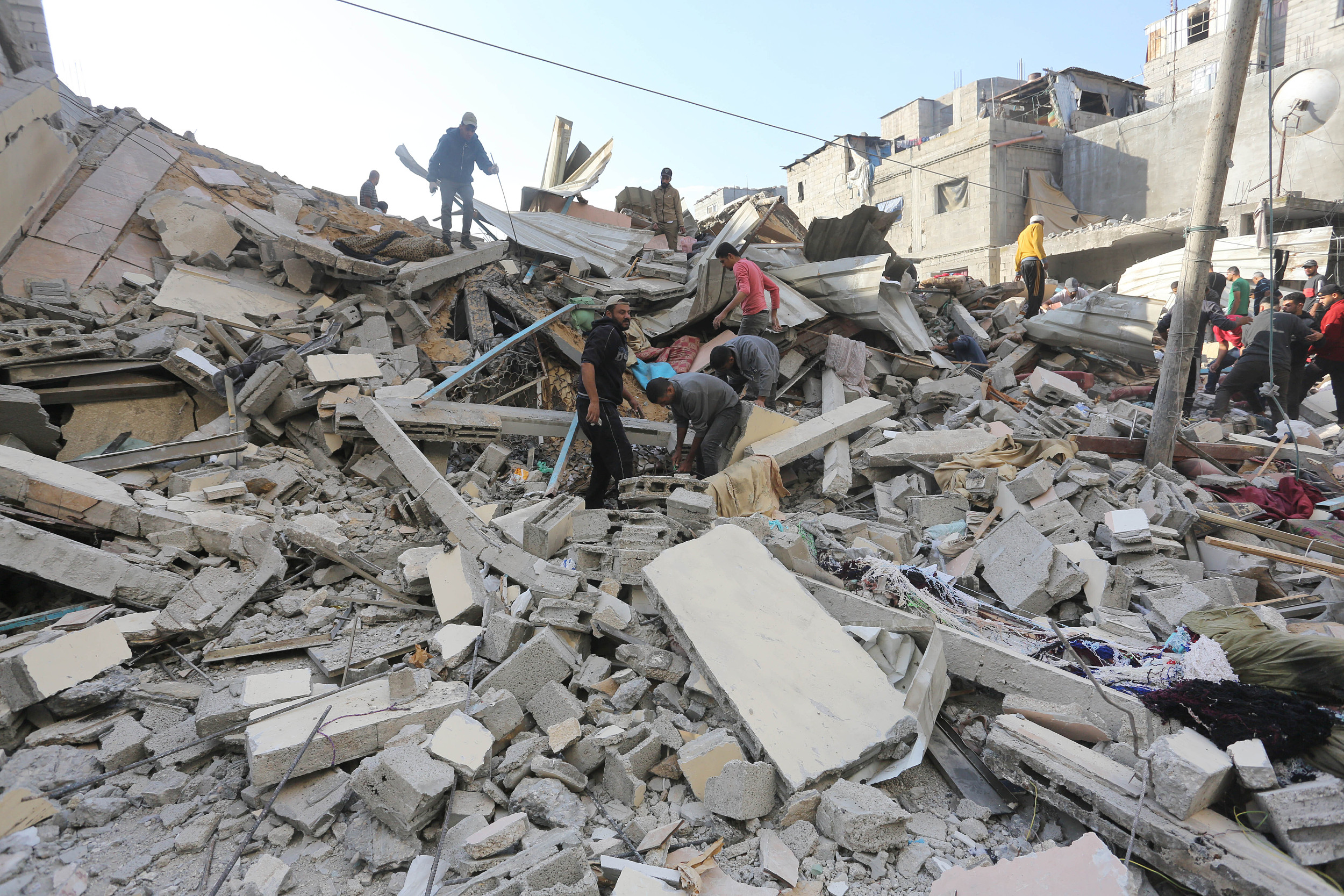 以军轰炸加沙难民营至少40人死亡