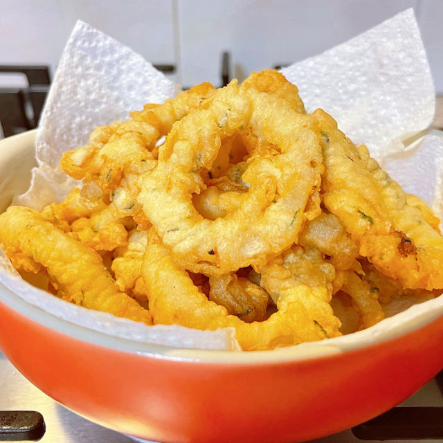 酥炸鱿鱼圈,香酥可口,好吃到停不下来